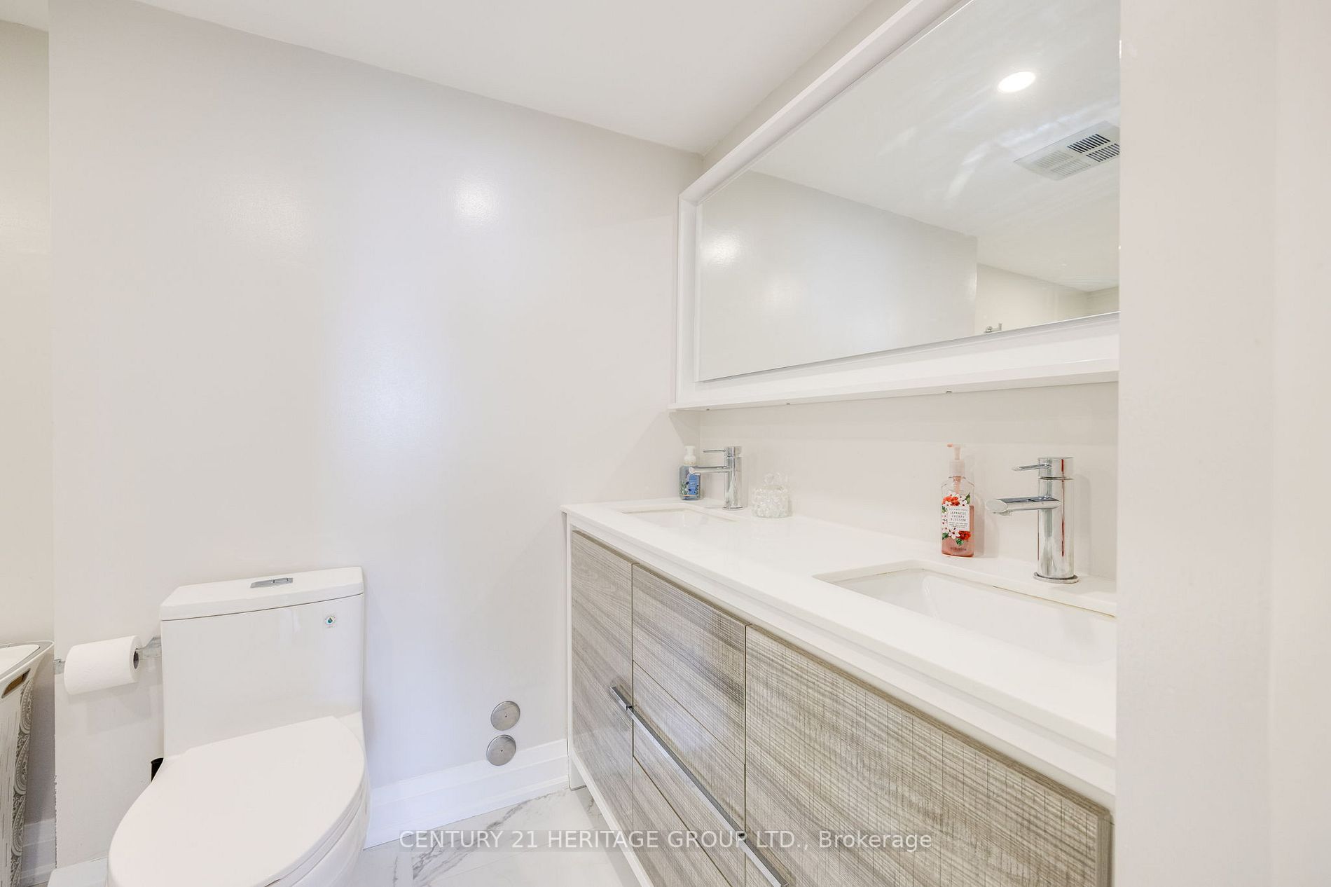 7 Townsgate Dr, #707