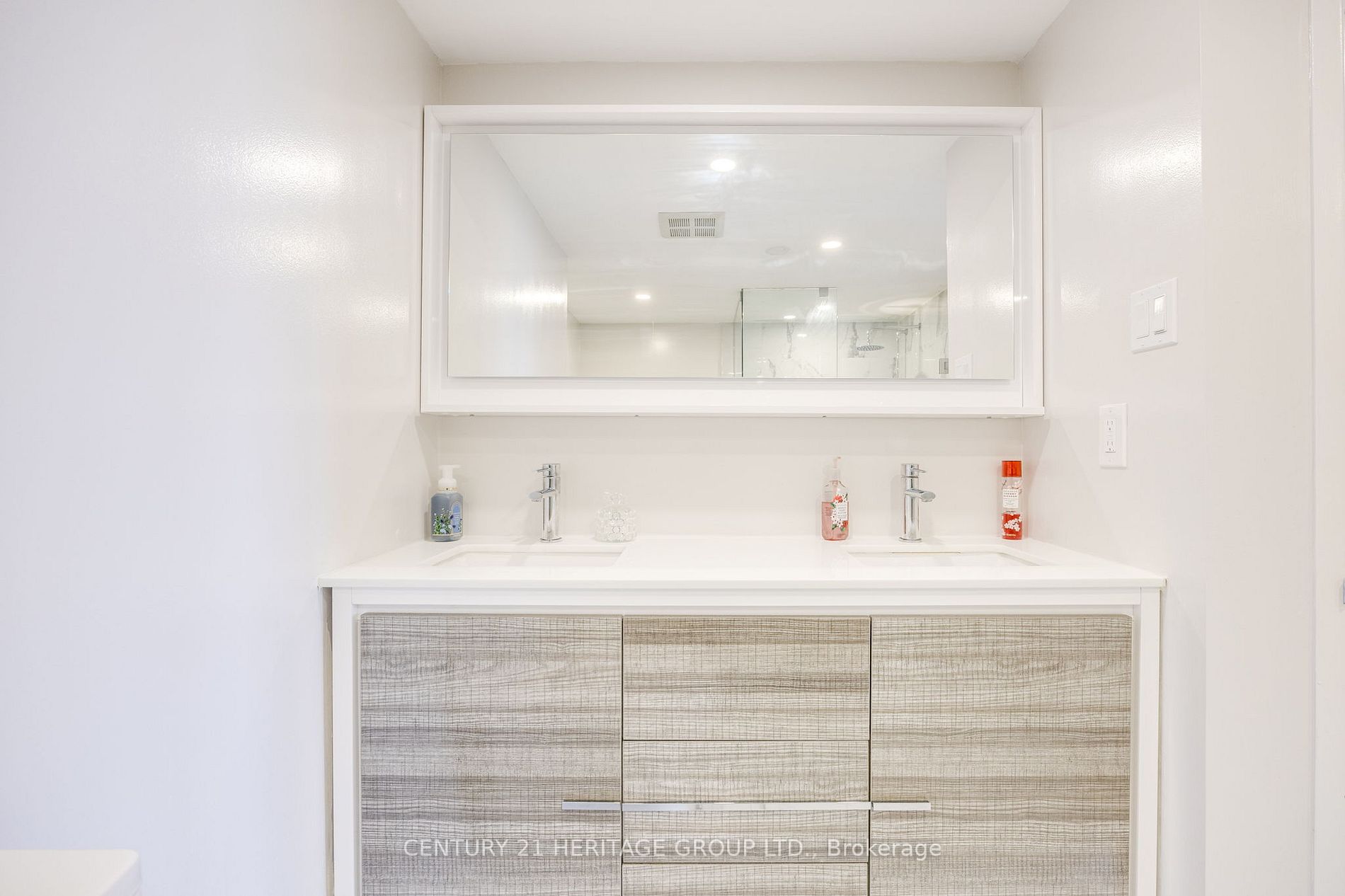 7 Townsgate Dr, #707