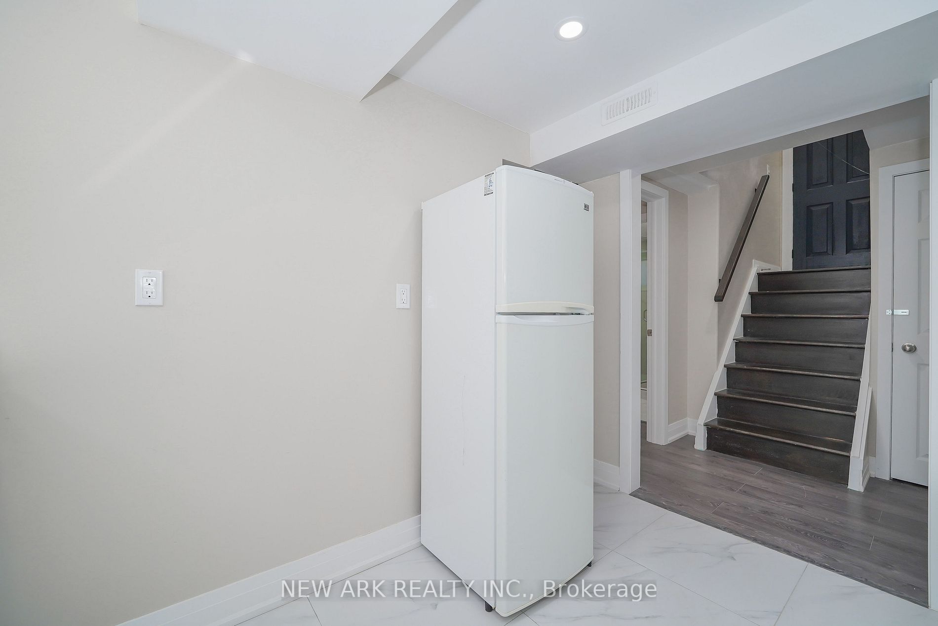 50 Coral Harbour Cres, #Unit B