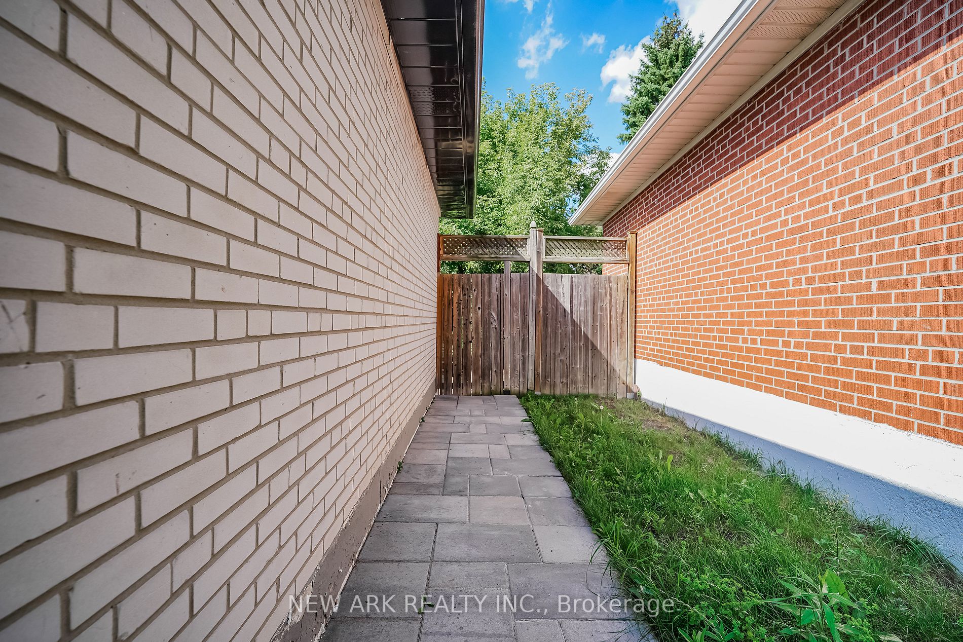 50 Coral Harbour Cres, #Unit B