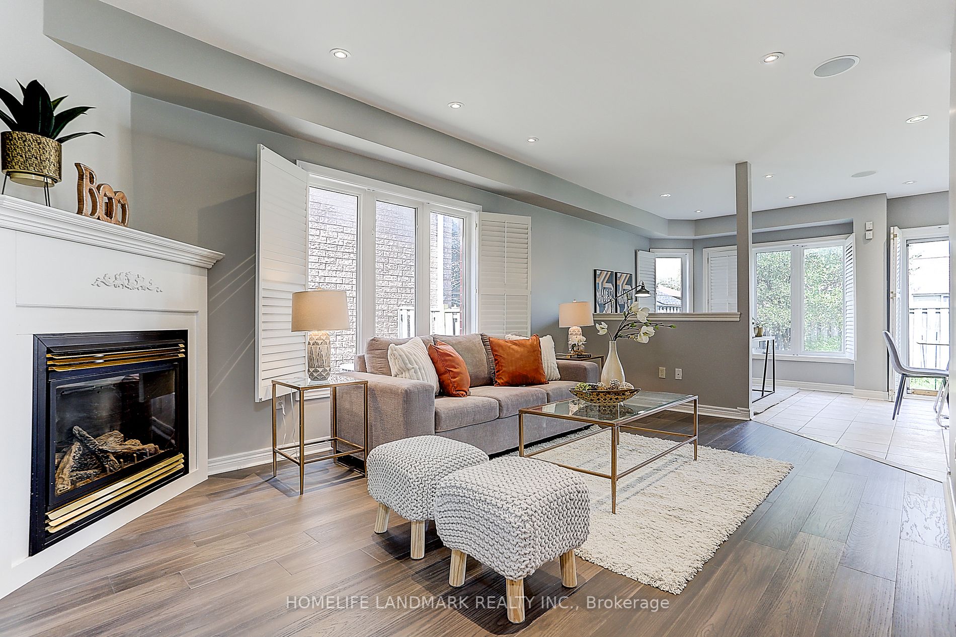 94 Desert View Crescent