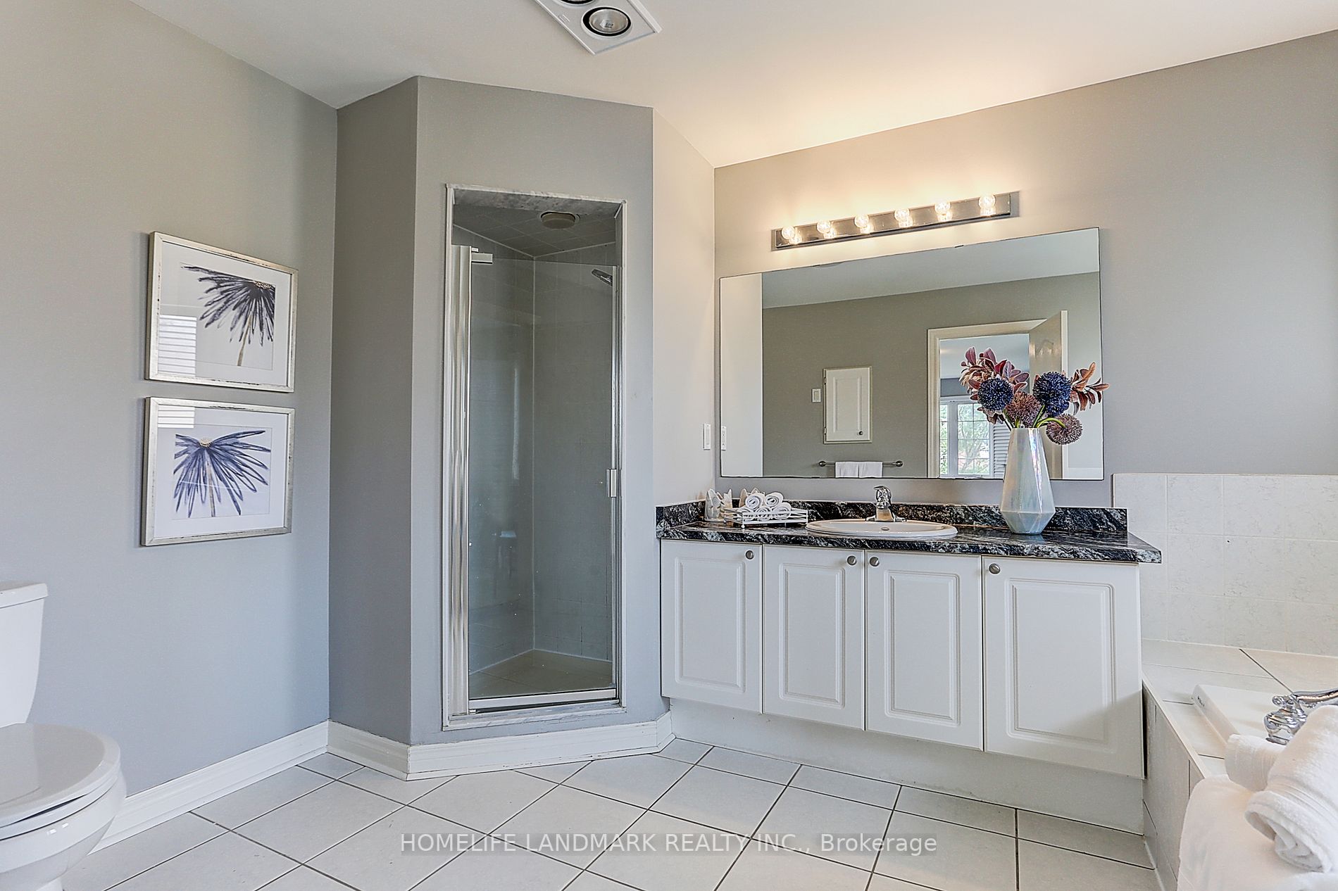 94 Desert View Crescent