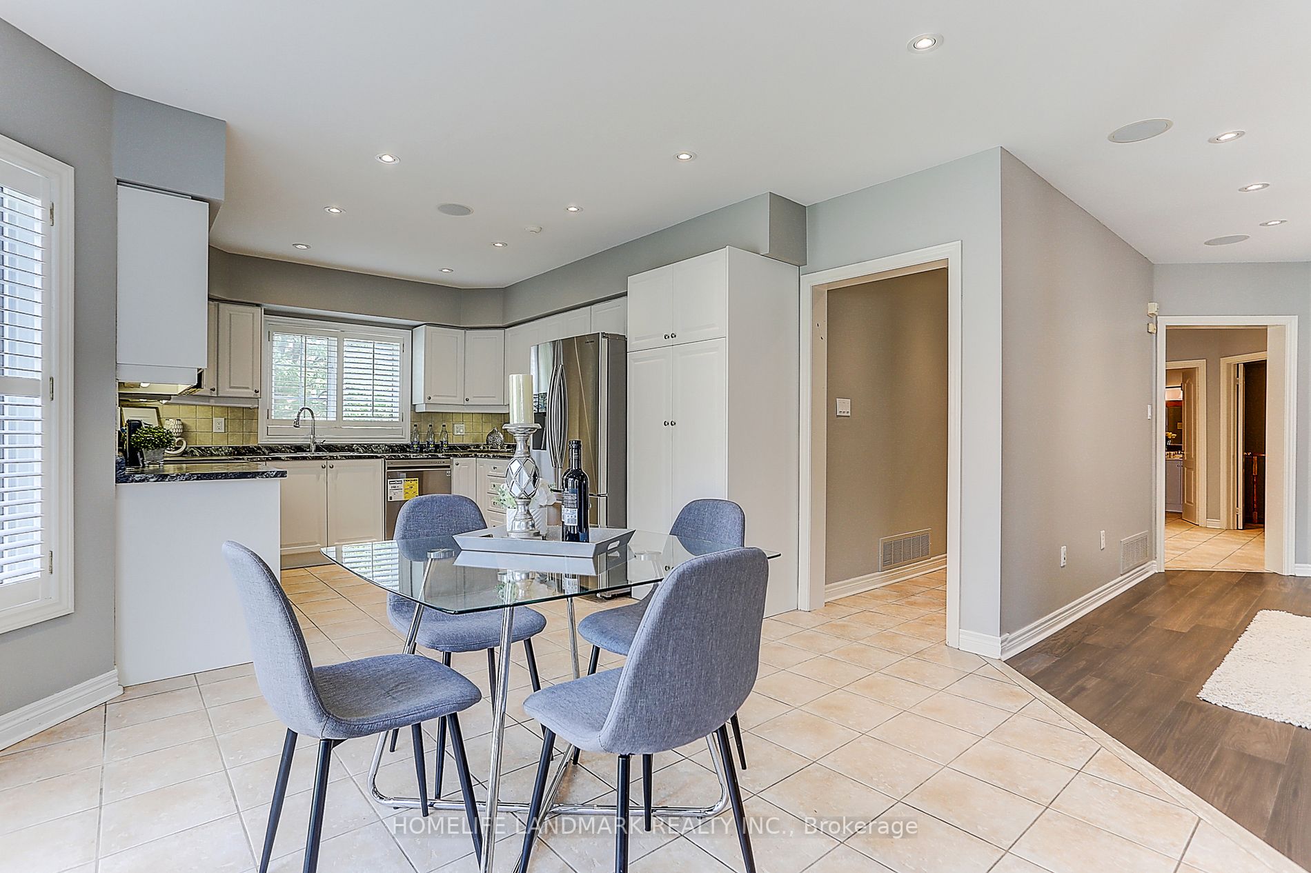 94 Desert View Crescent