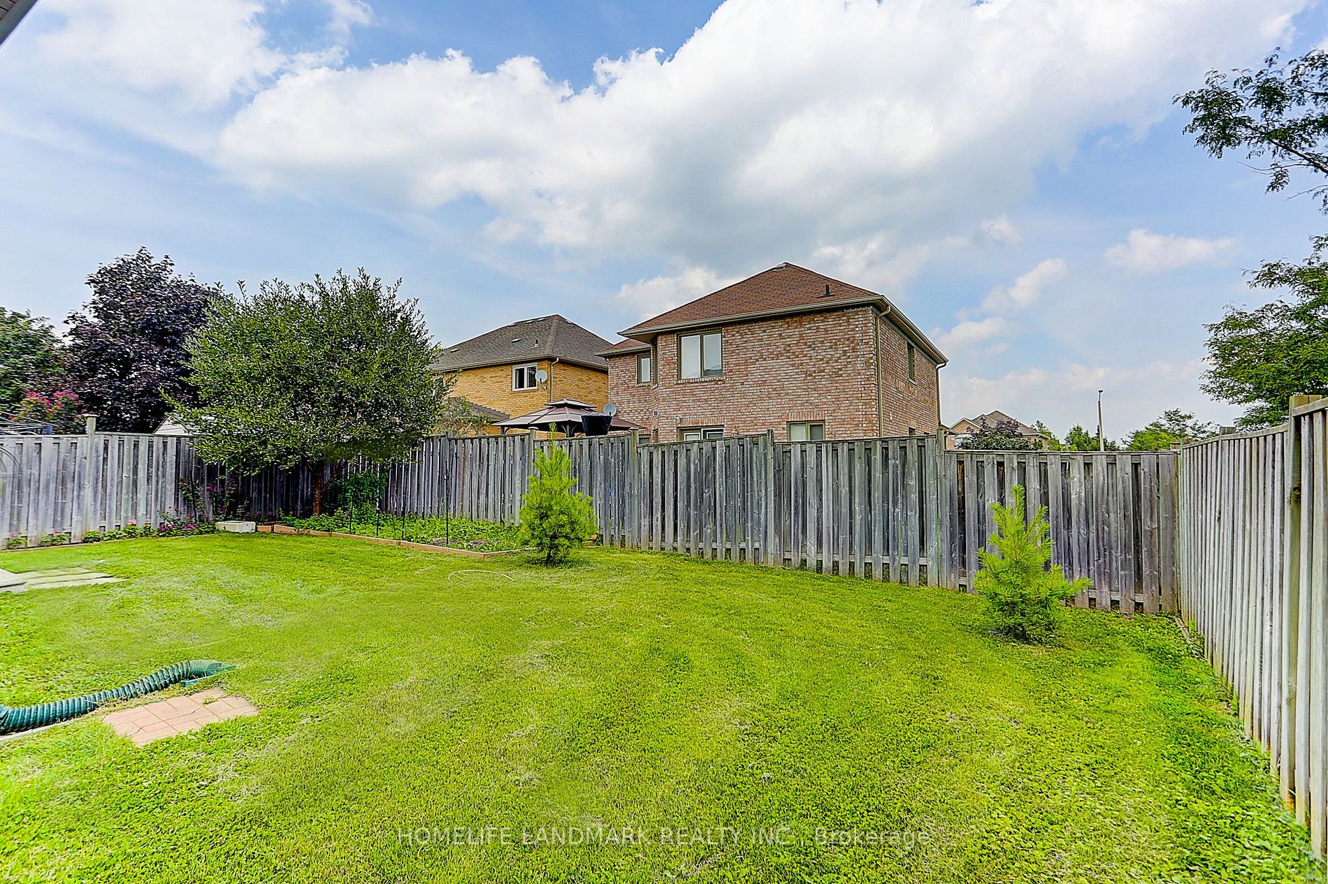 94 Desert View Crescent