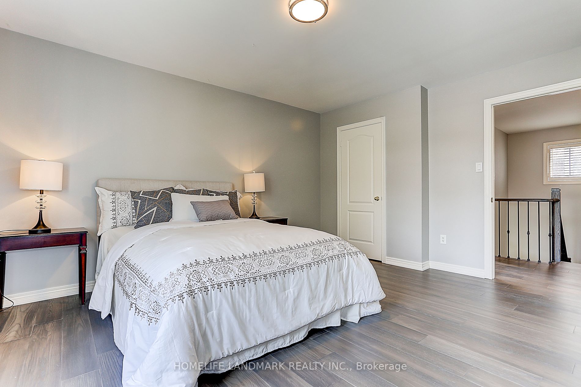 94 Desert View Crescent