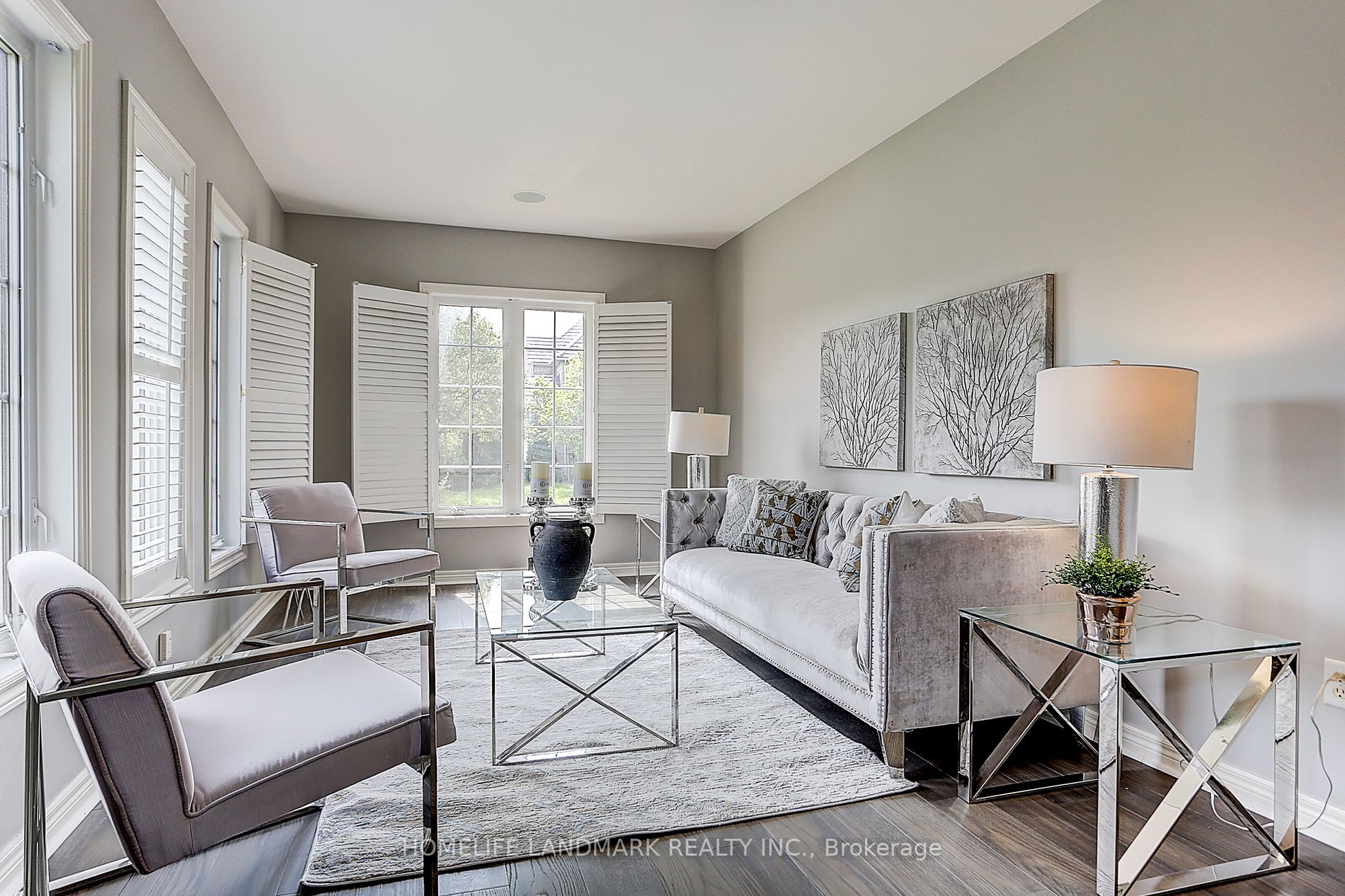 94 Desert View Crescent