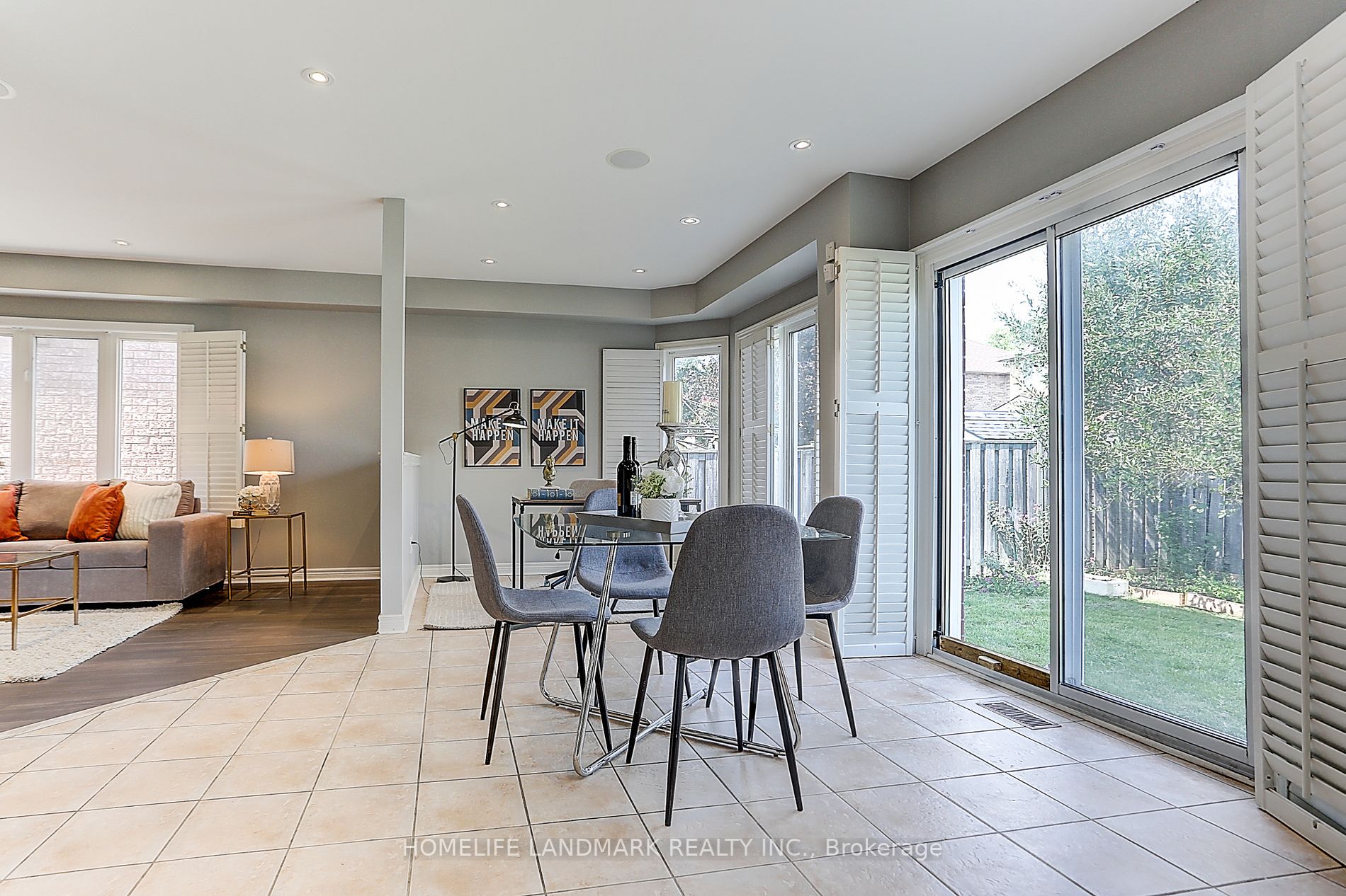 94 Desert View Crescent