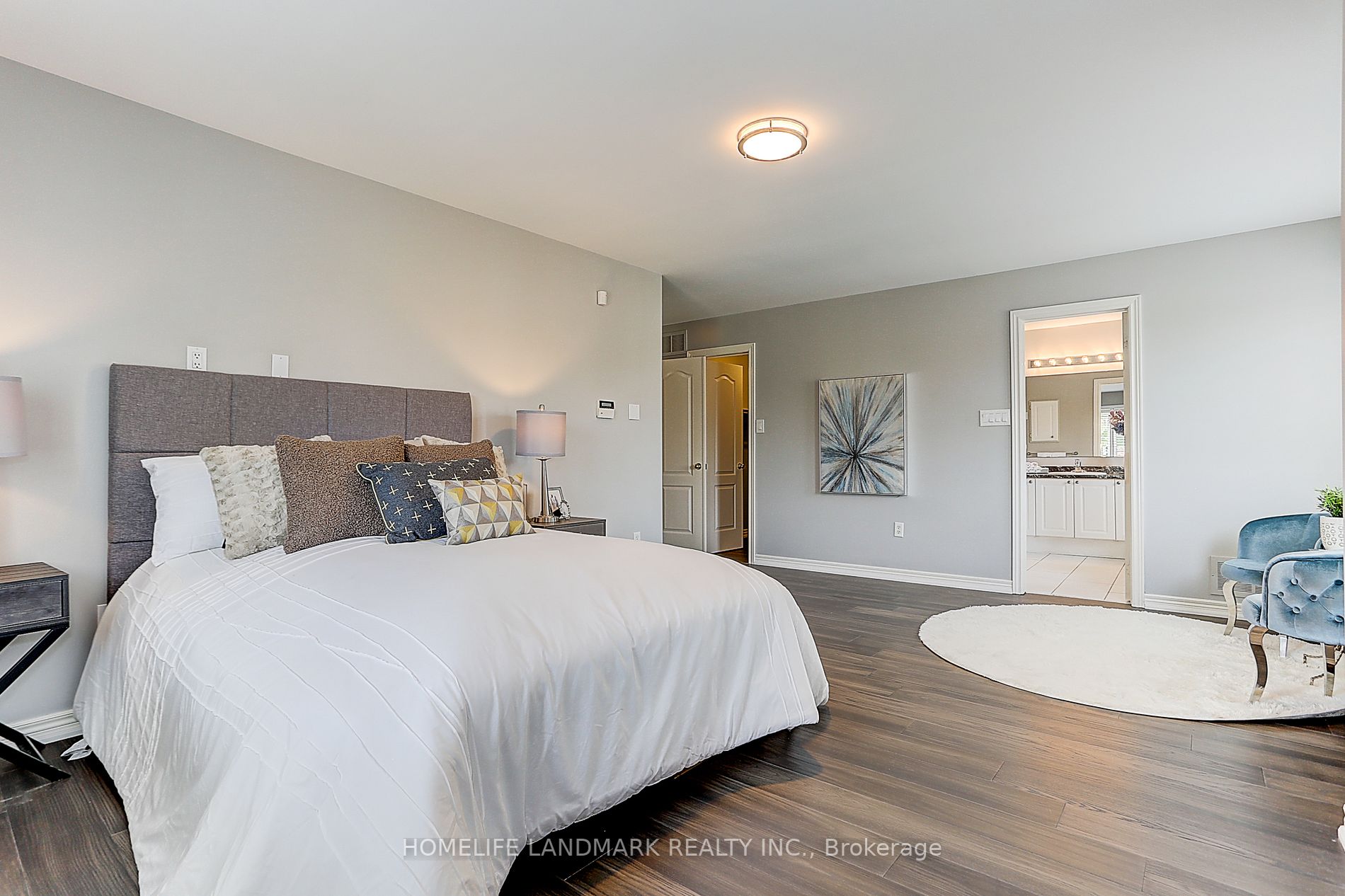 94 Desert View Crescent
