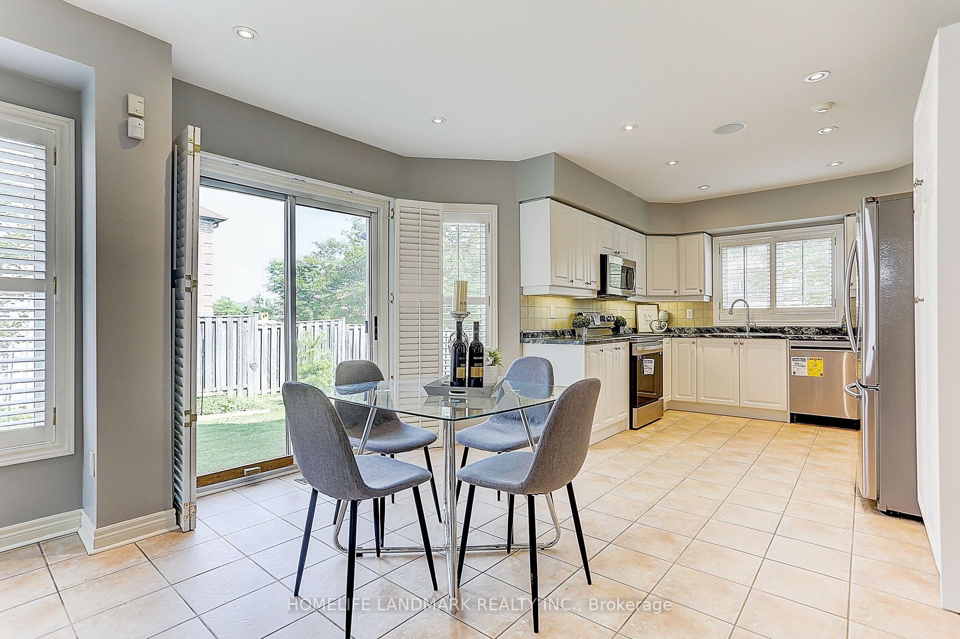 94 Desert View Crescent