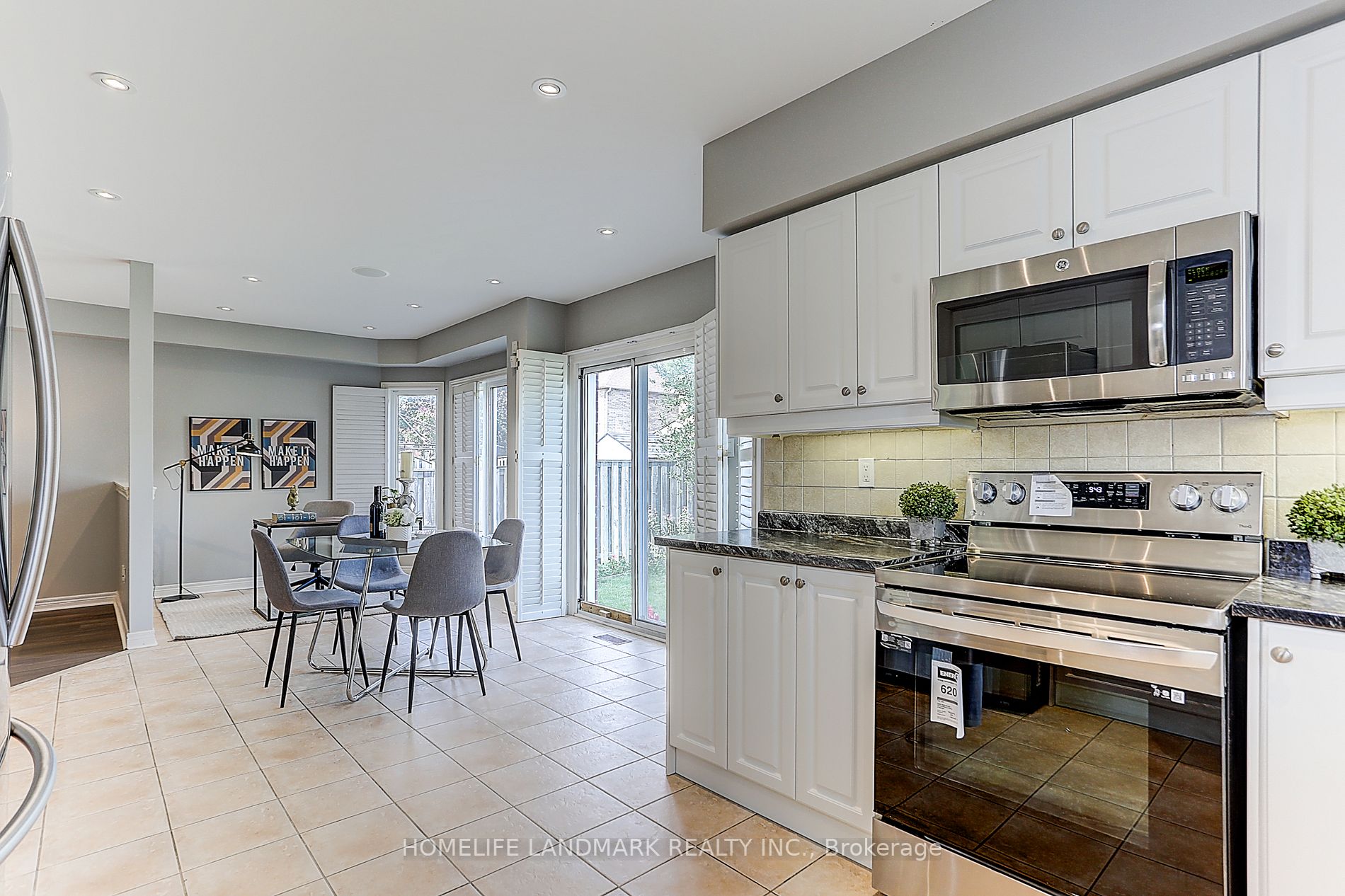94 Desert View Crescent
