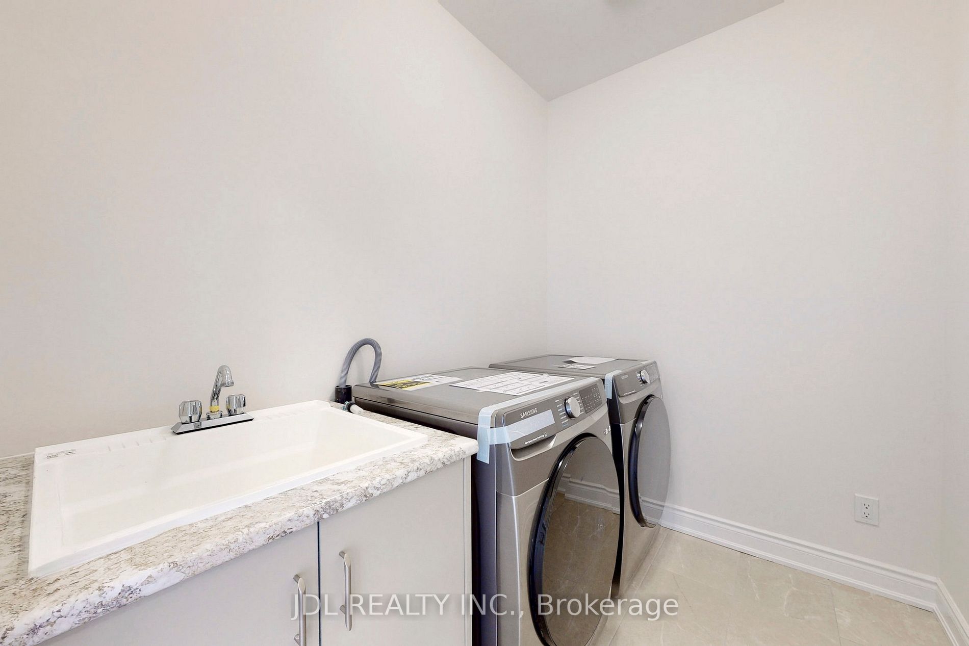 3 Ballanview Crt