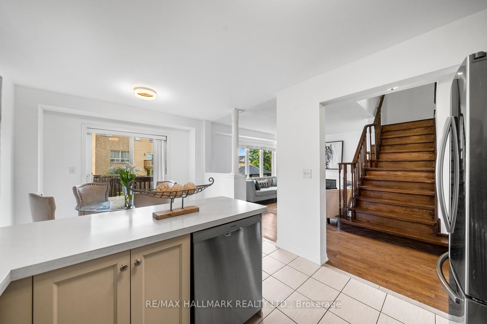 327 Dowson Loop
