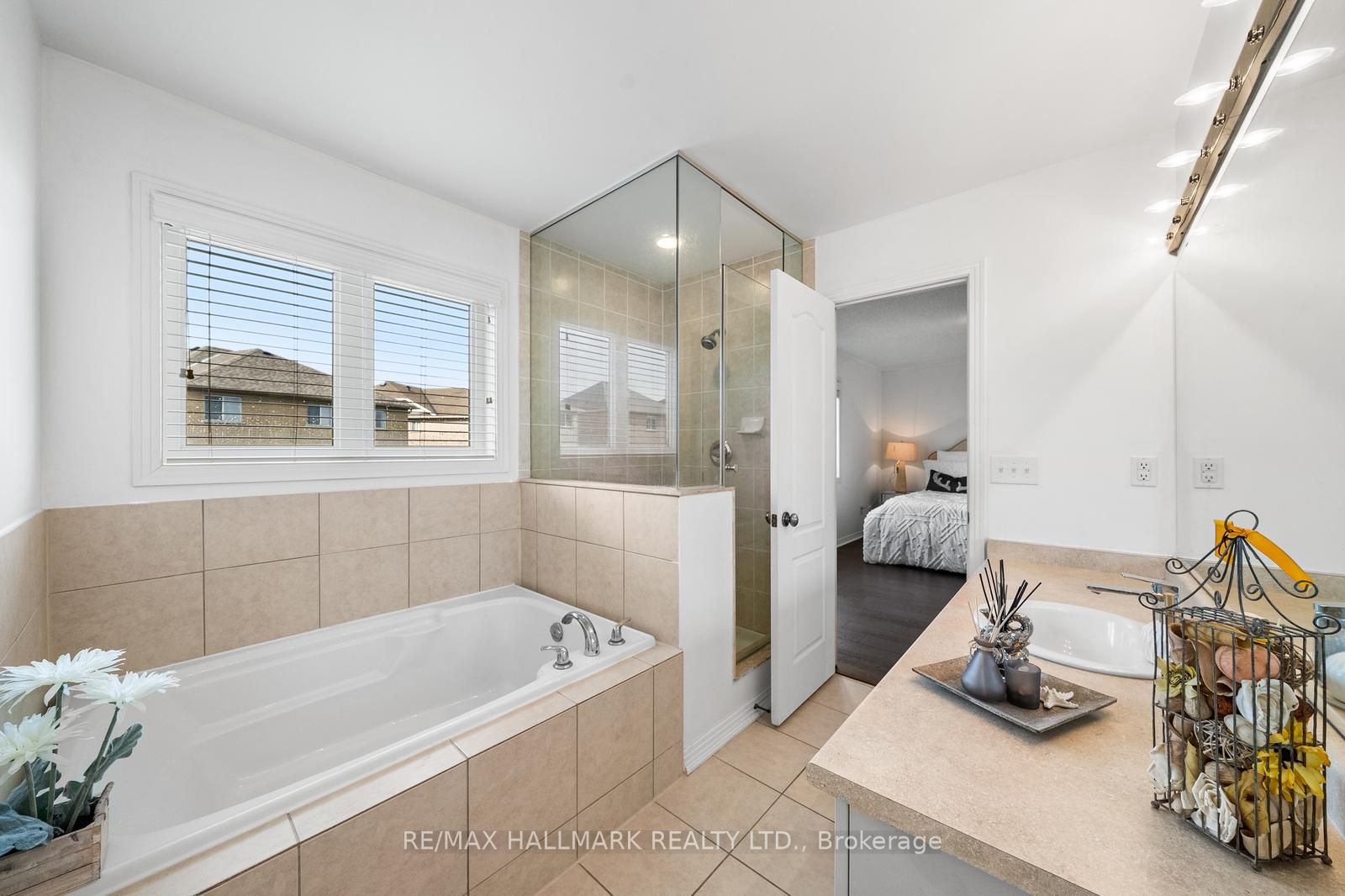 327 Dowson Loop