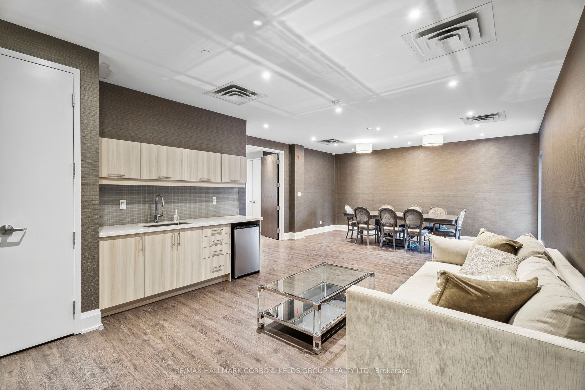 15277 Yonge Street, #201