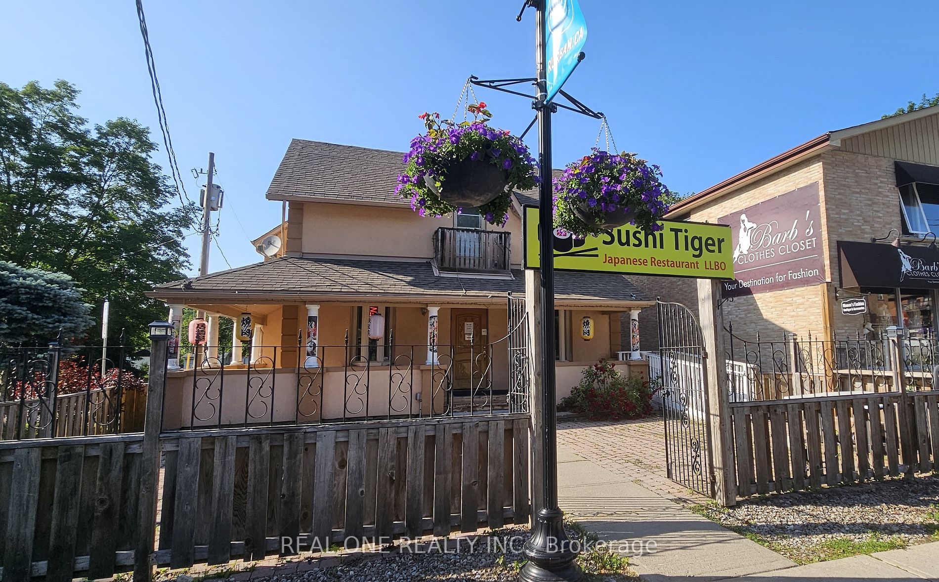 126 Victoria St W