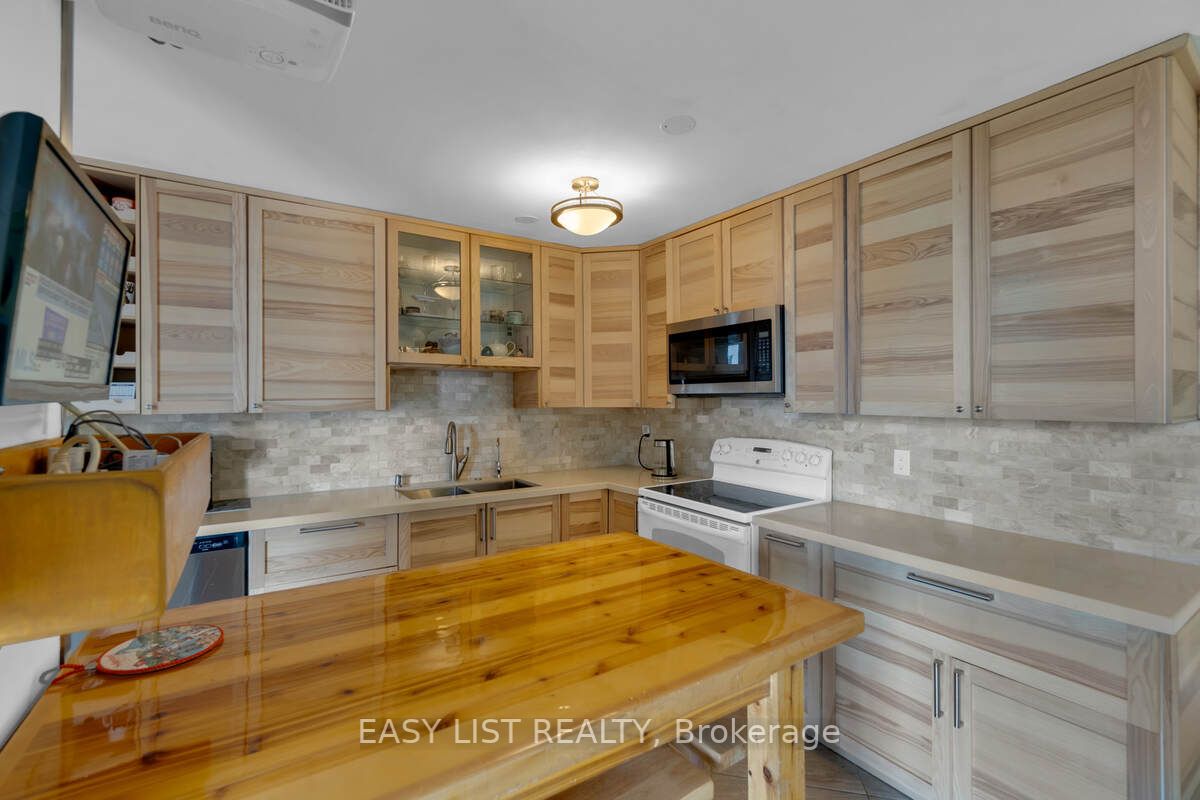 20 Harding Blvd W, #810