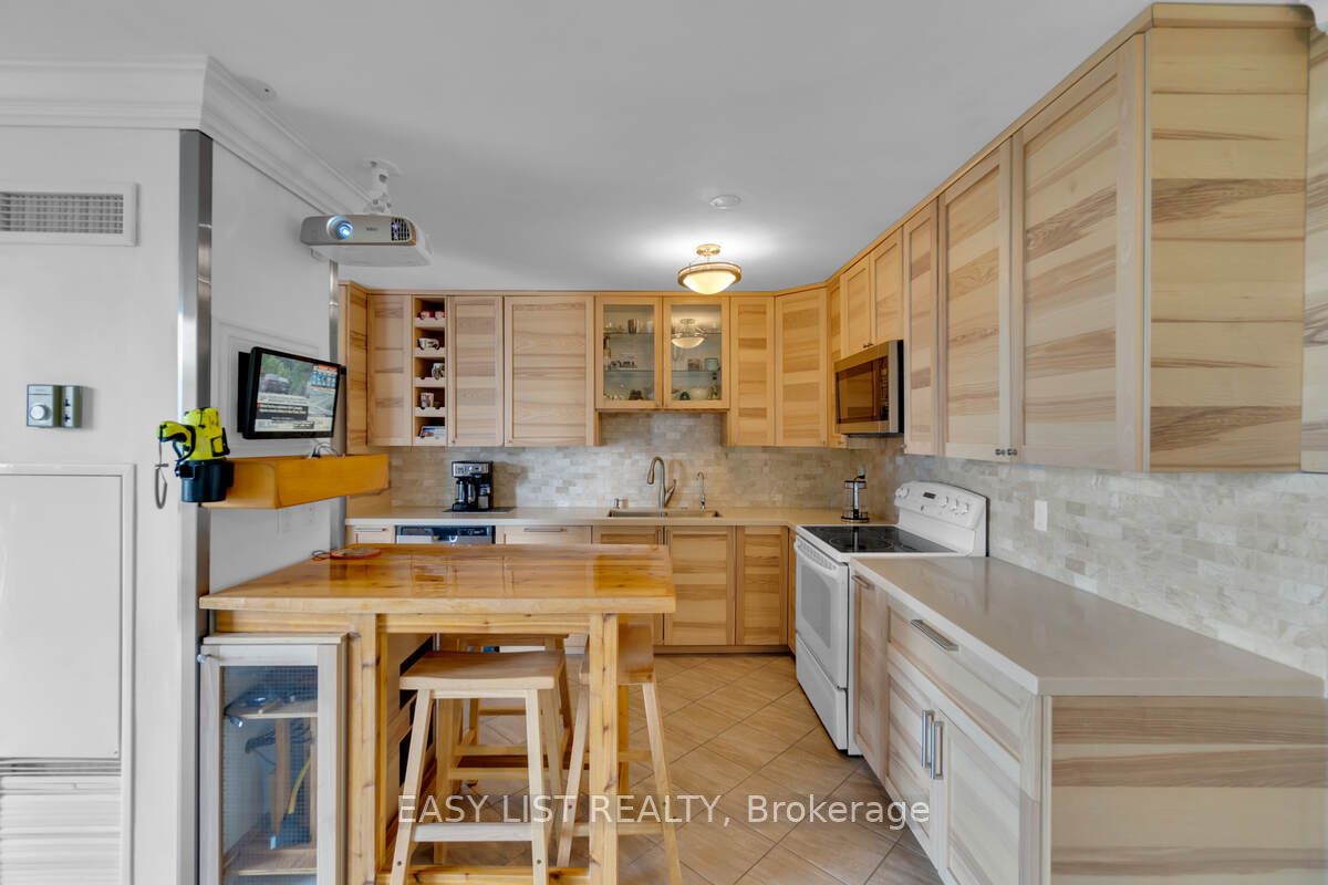 20 Harding Blvd W, #810