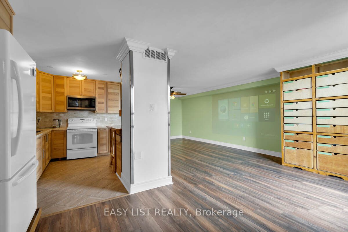 20 Harding Blvd W, #810