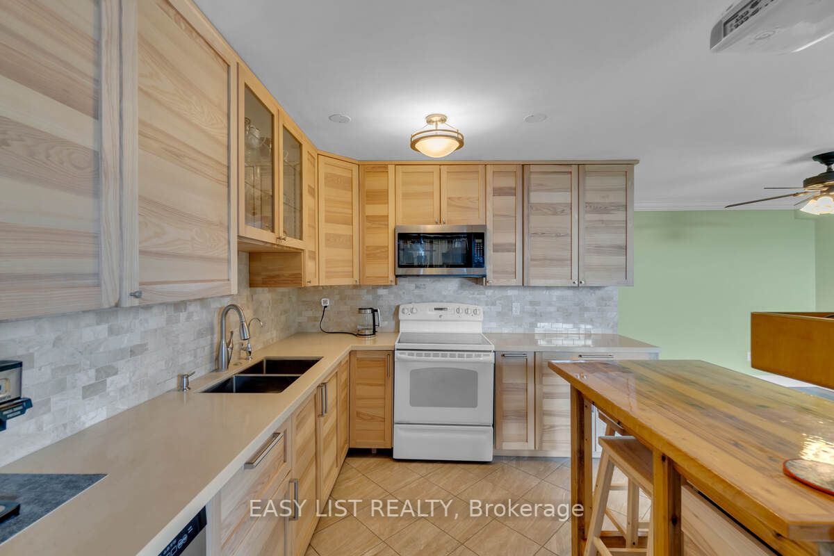 20 Harding Blvd W, #810