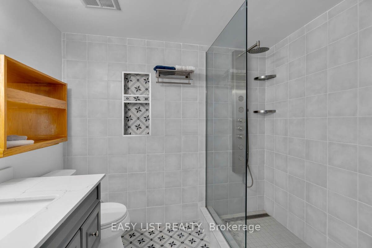 20 Harding Blvd W, #810