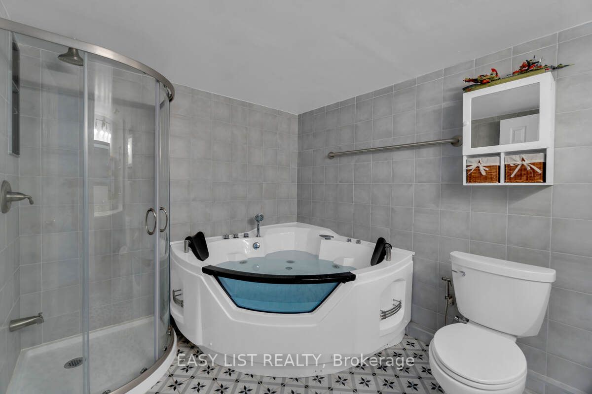 20 Harding Blvd W, #810
