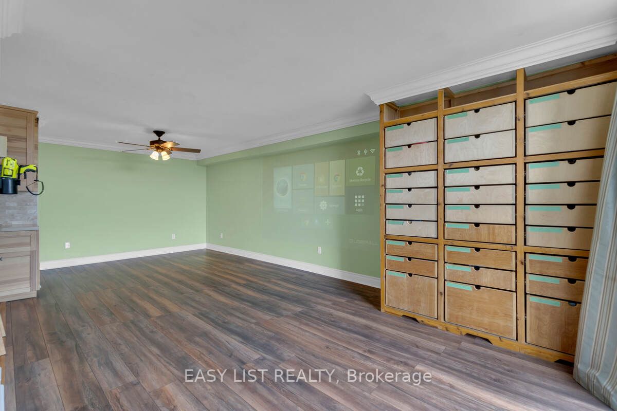 20 Harding Blvd W, #810