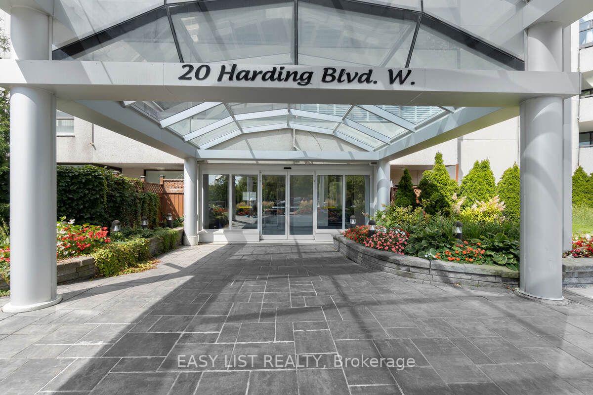 20 Harding Blvd W, #810