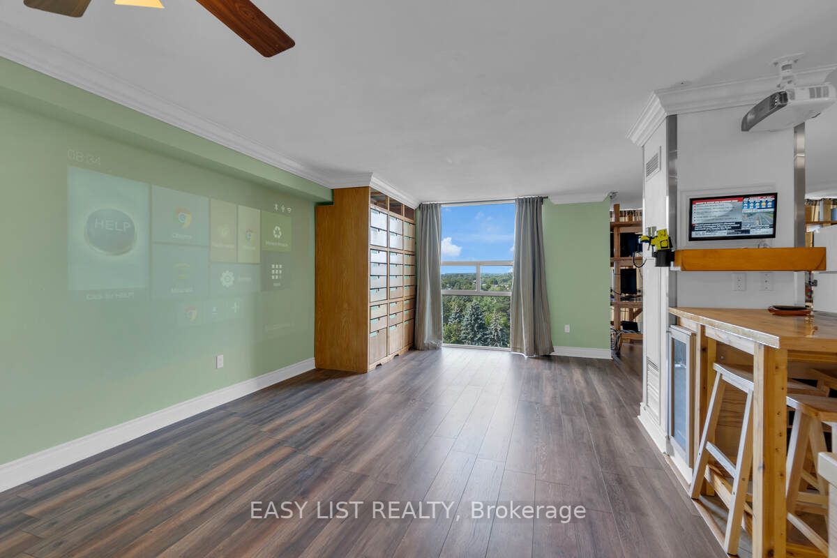 20 Harding Blvd W, #810