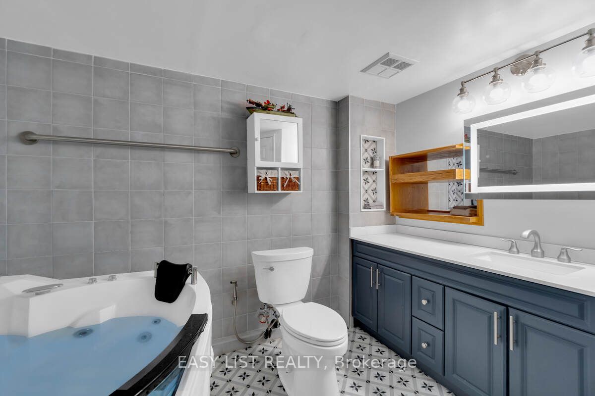 20 Harding Blvd W, #810