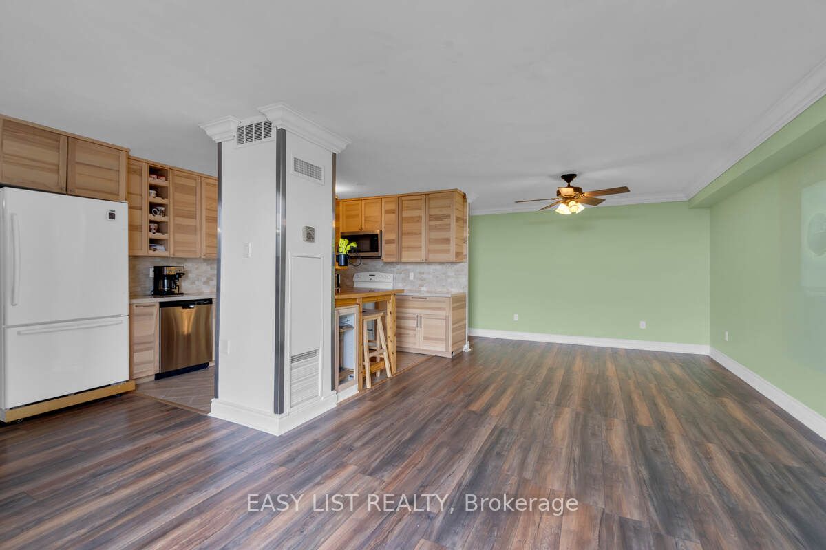 20 Harding Blvd W, #810