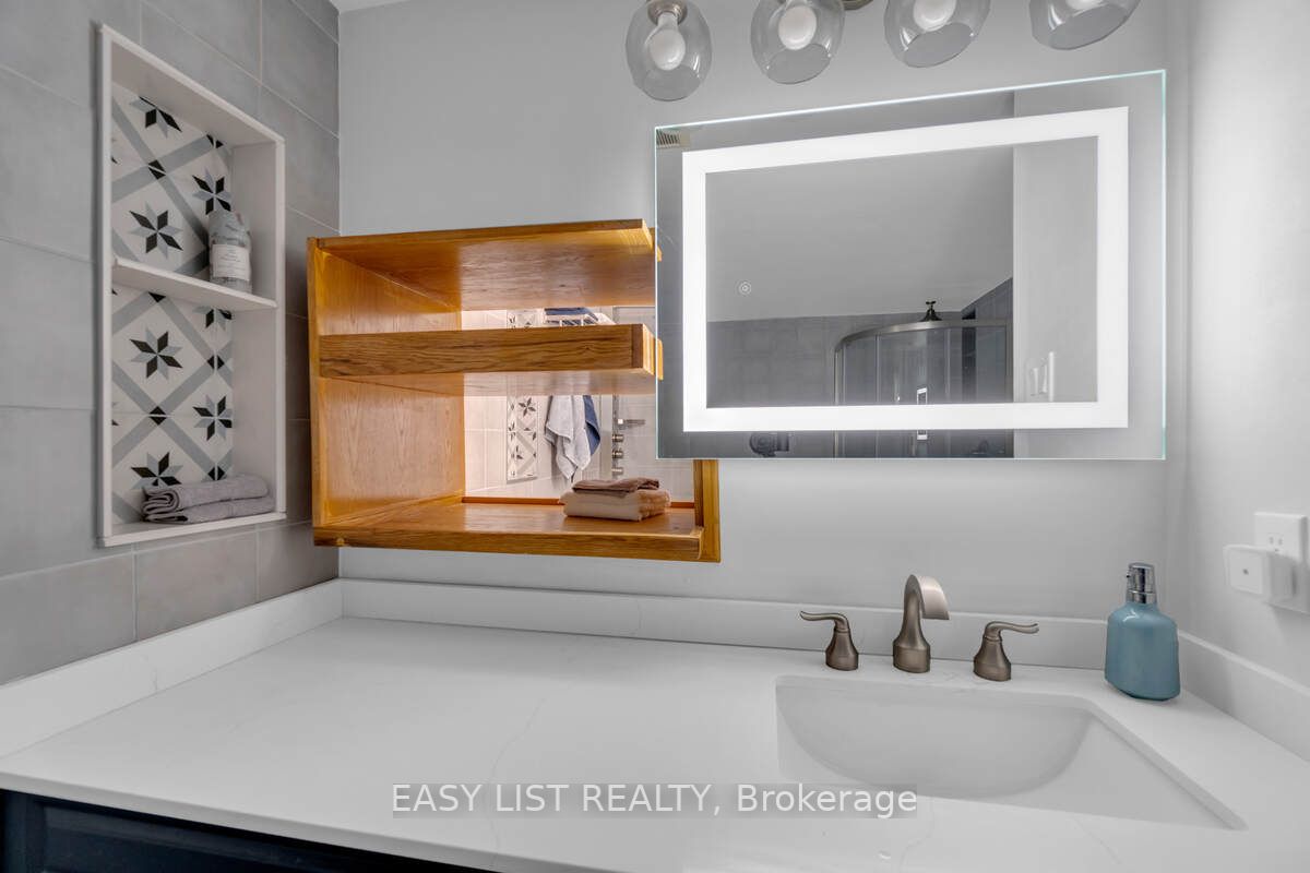 20 Harding Blvd W, #810