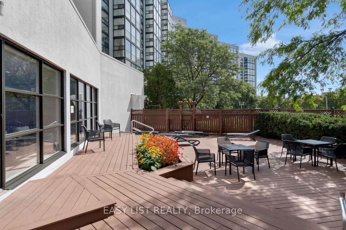 20 Harding Blvd W, #810
