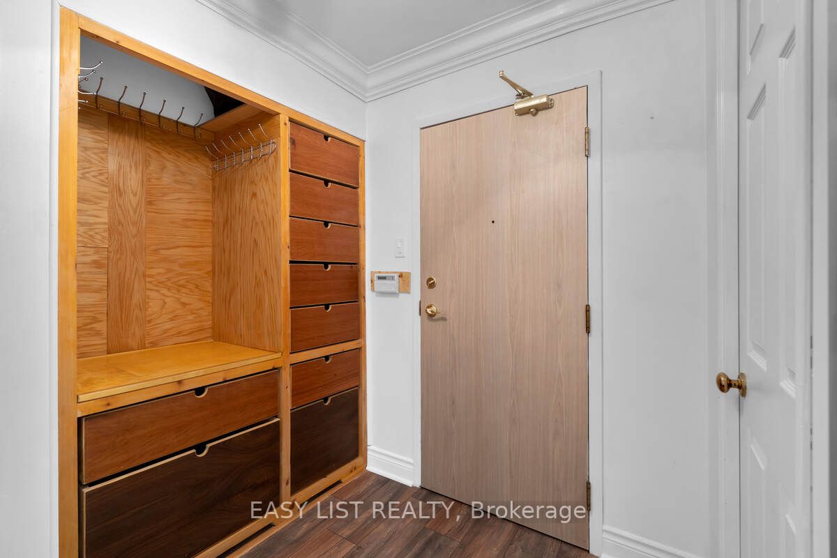 20 Harding Blvd W, #810