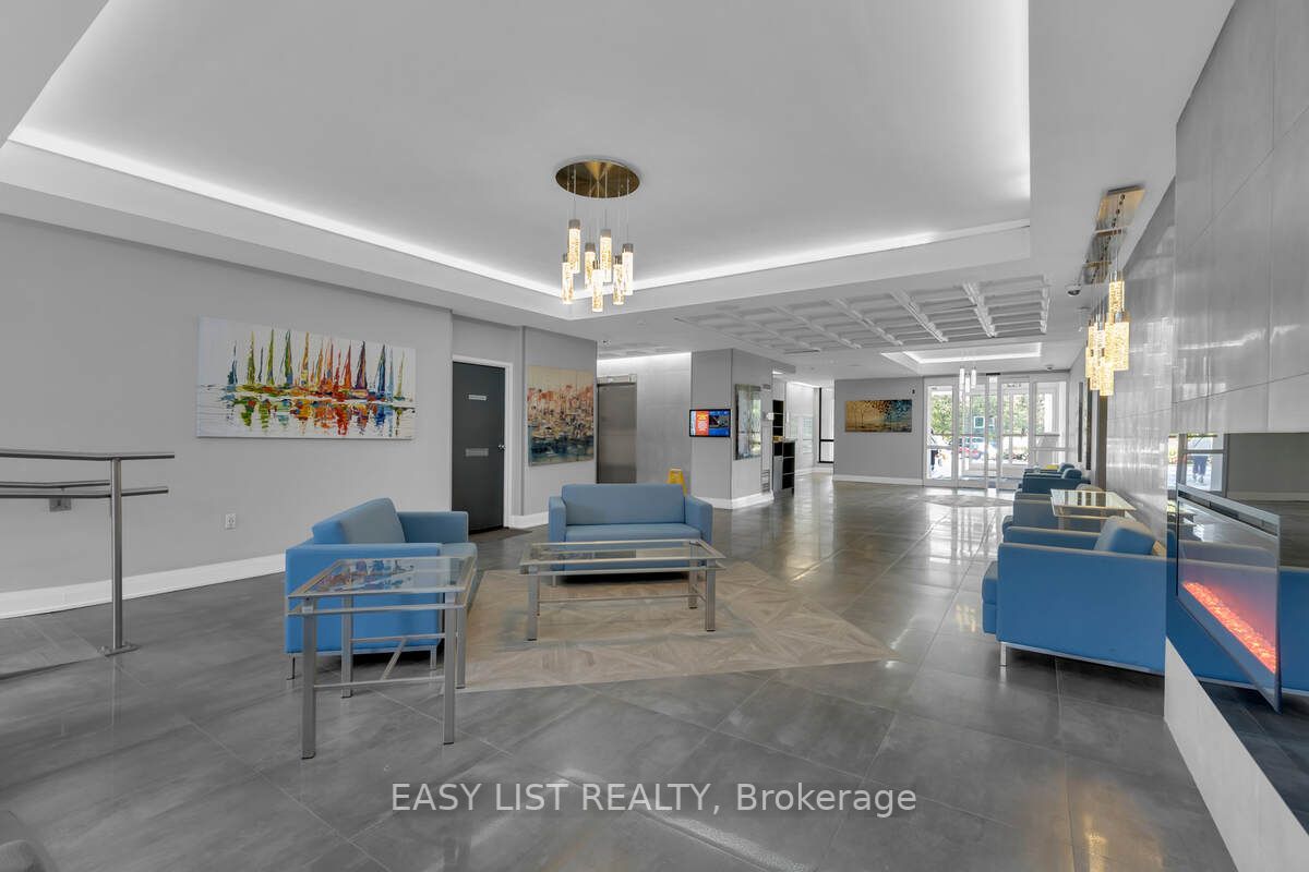 20 Harding Blvd W, #810