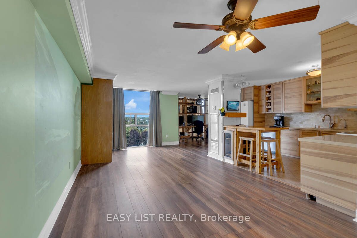 20 Harding Blvd W, #810