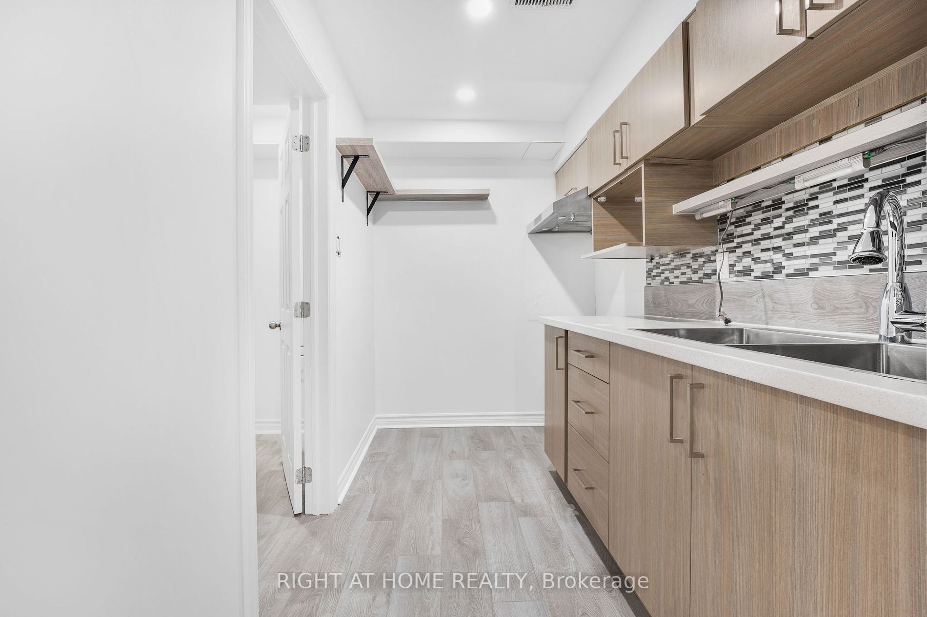 535 Walpole Cres, #Lower