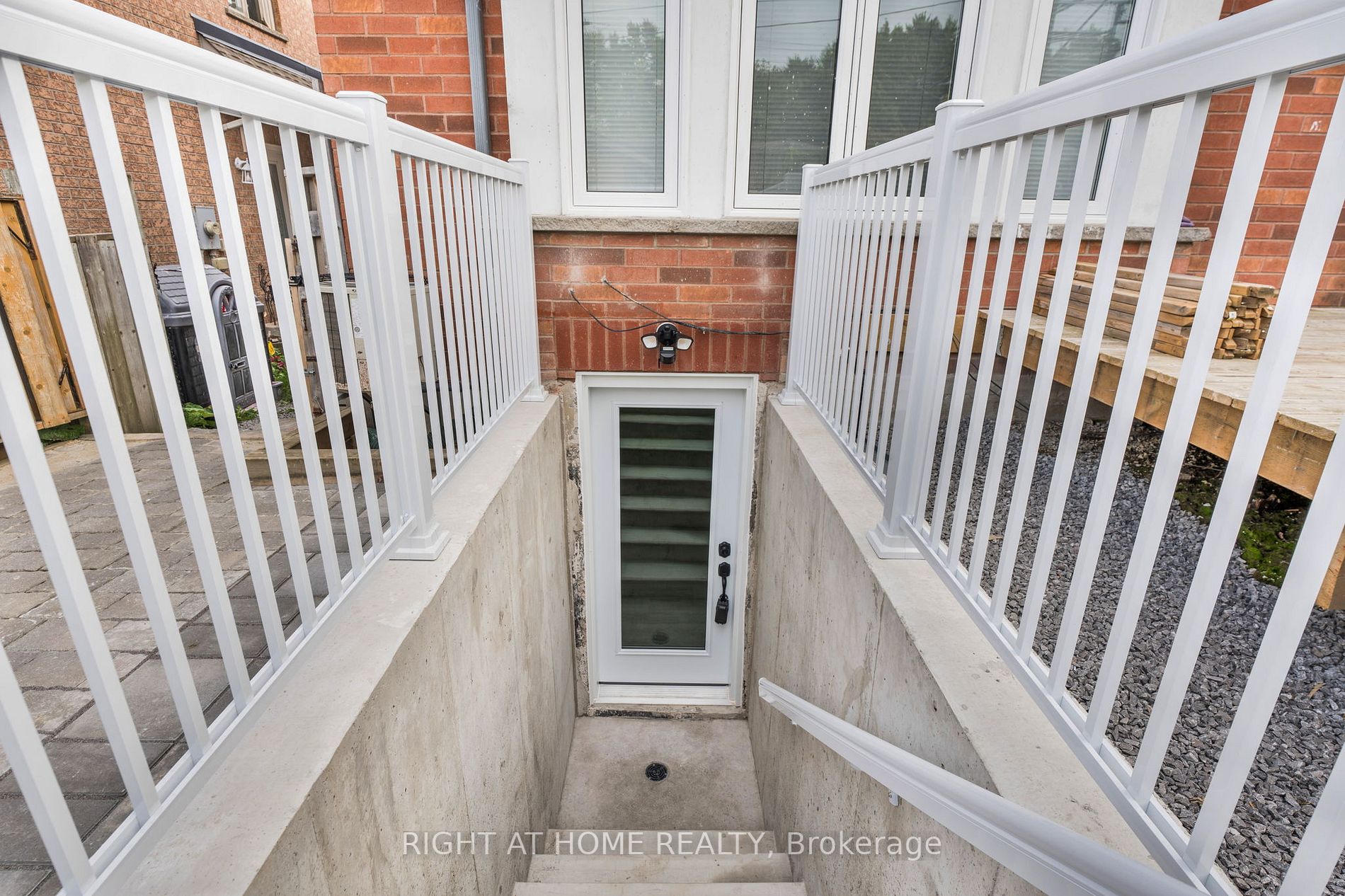 535 Walpole Cres, #Lower