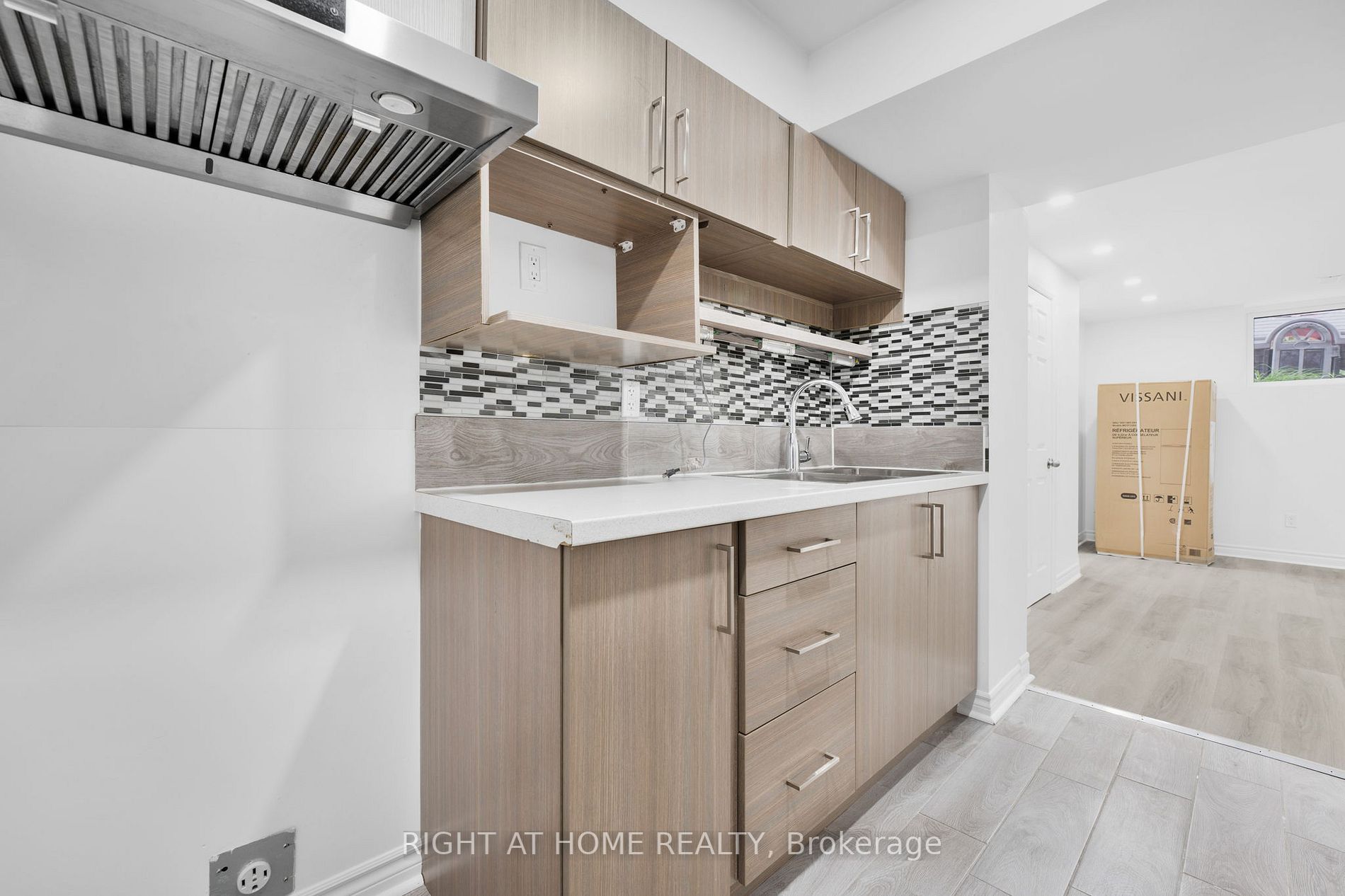 535 Walpole Cres, #Lower