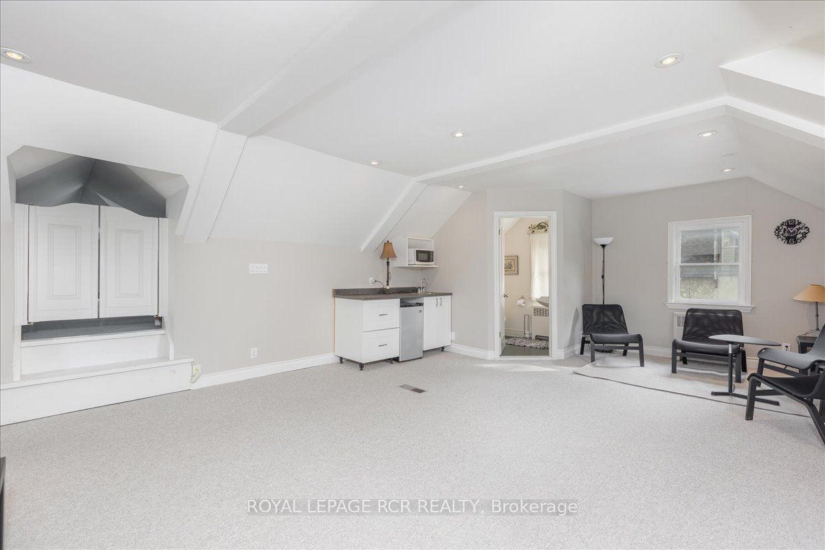 50 Wellington St E