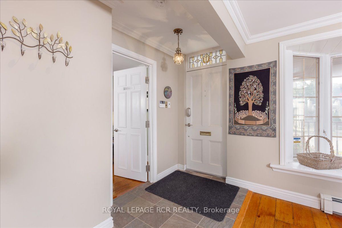 50 Wellington St E