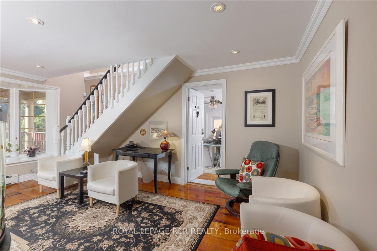 50 Wellington St E