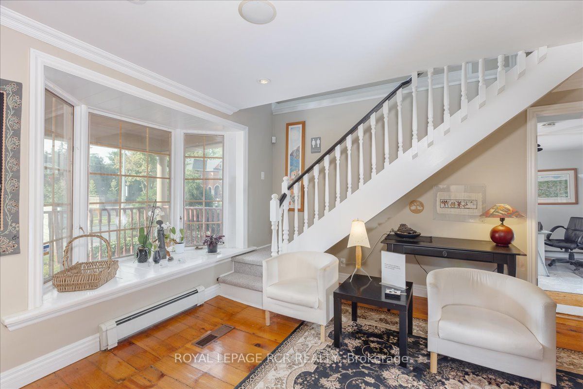 50 Wellington St E