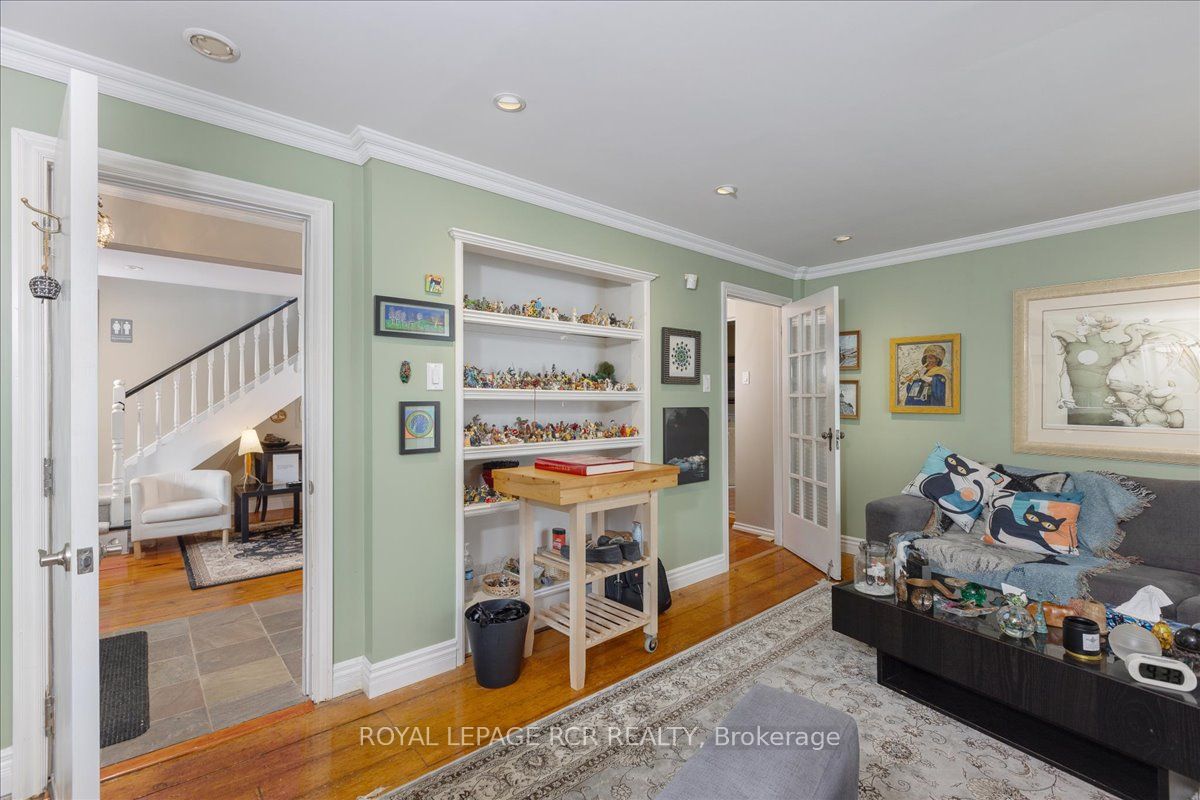 50 Wellington St E
