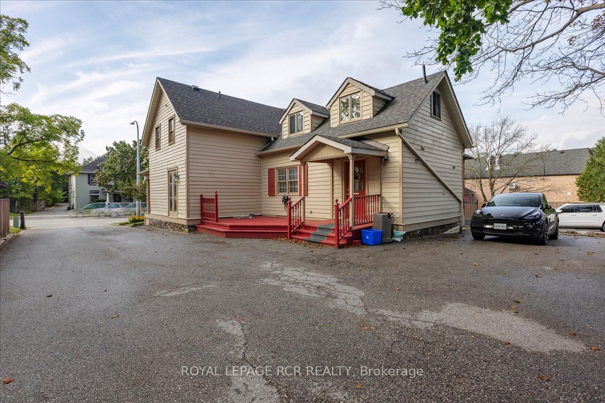 50 Wellington St E