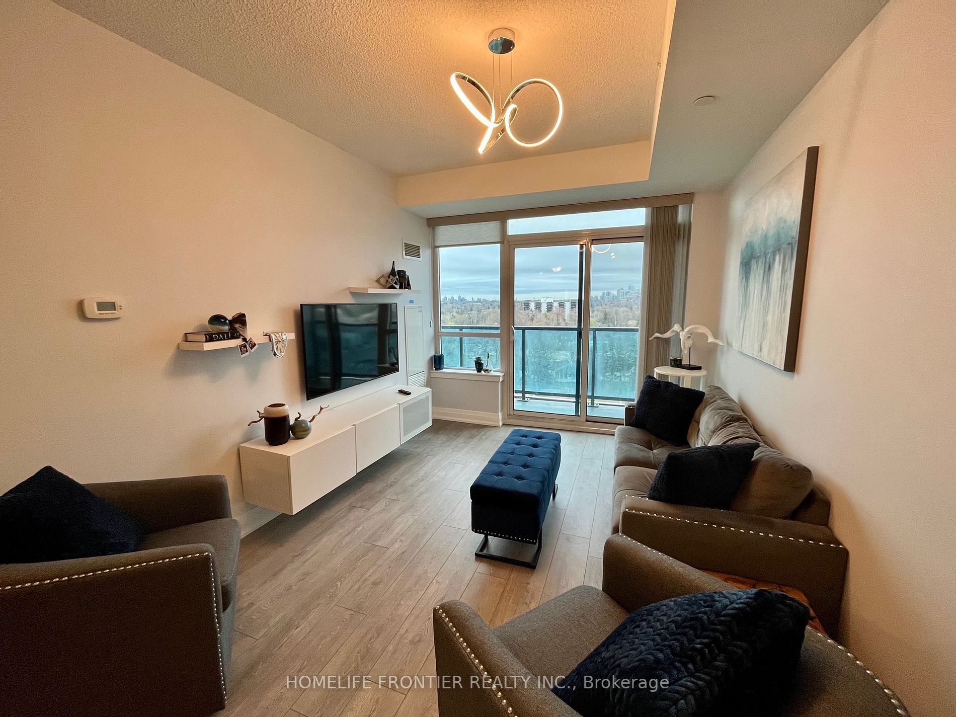 7165 Yonge St E, #907
