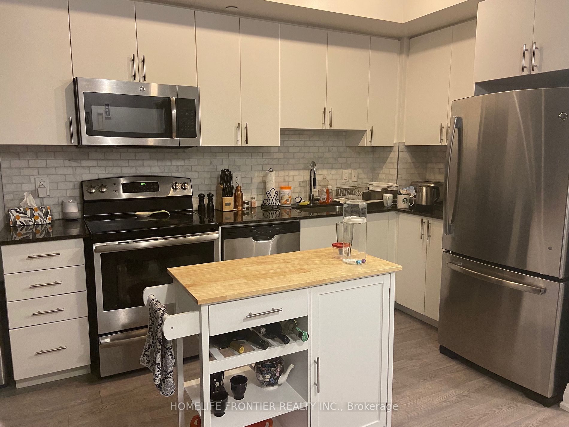 7165 Yonge St E, #907