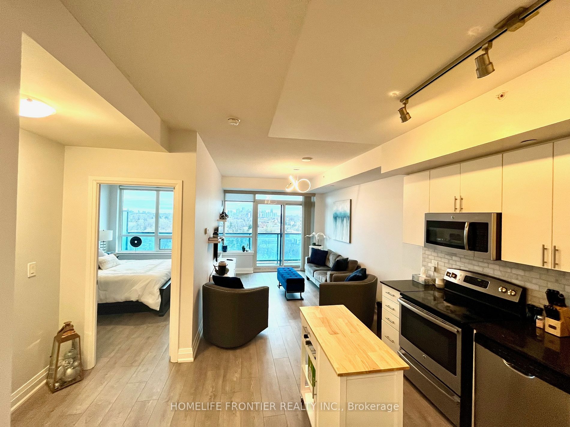 7165 Yonge St E, #907