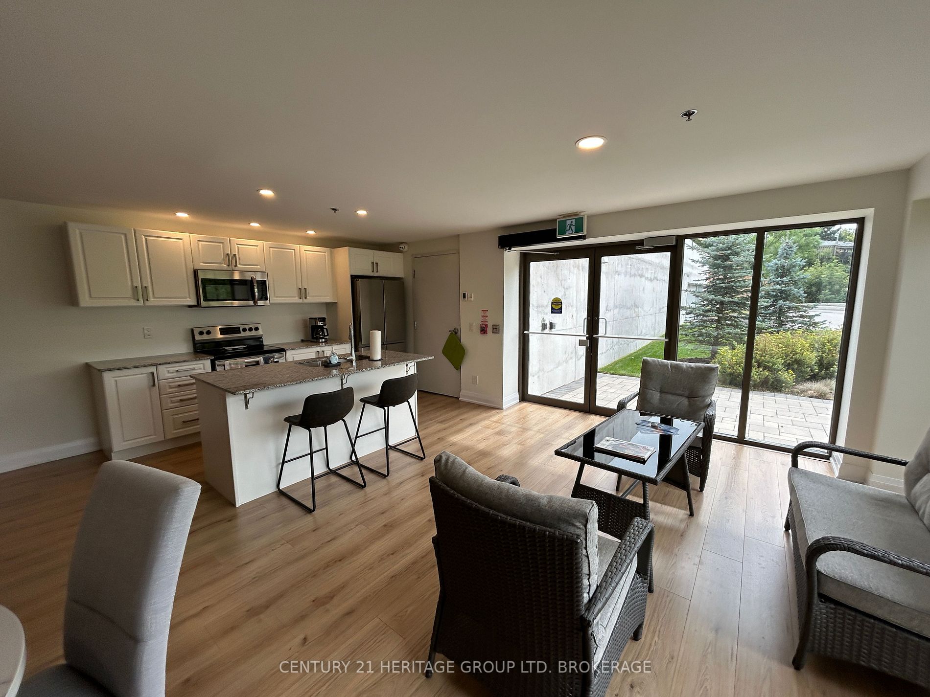 64 Queen St S, #404