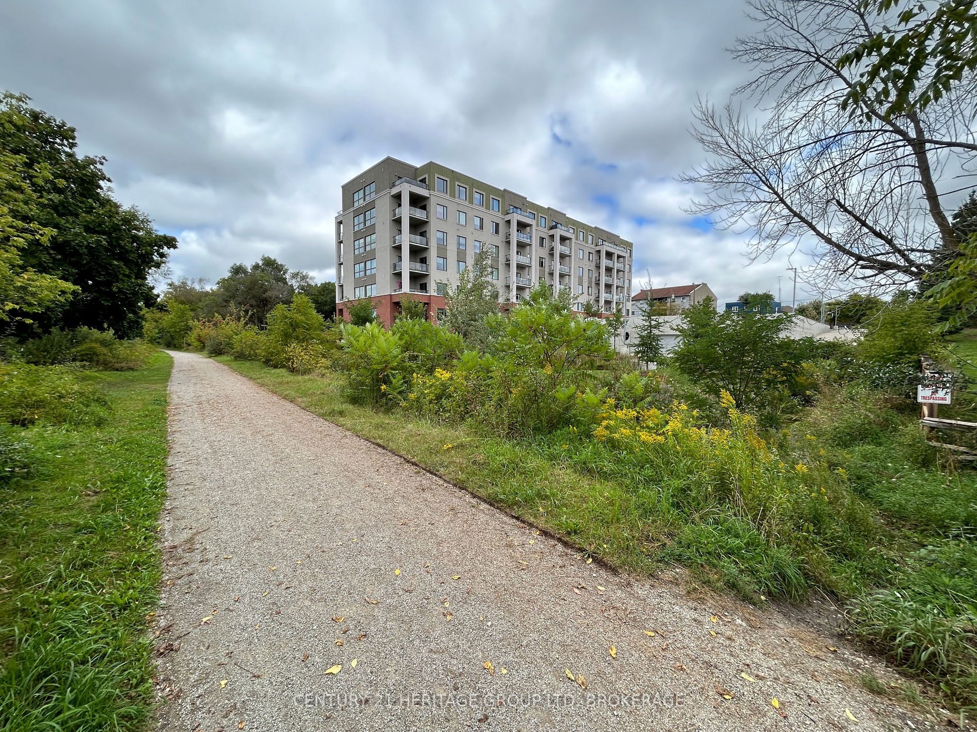 64 Queen St S, #404