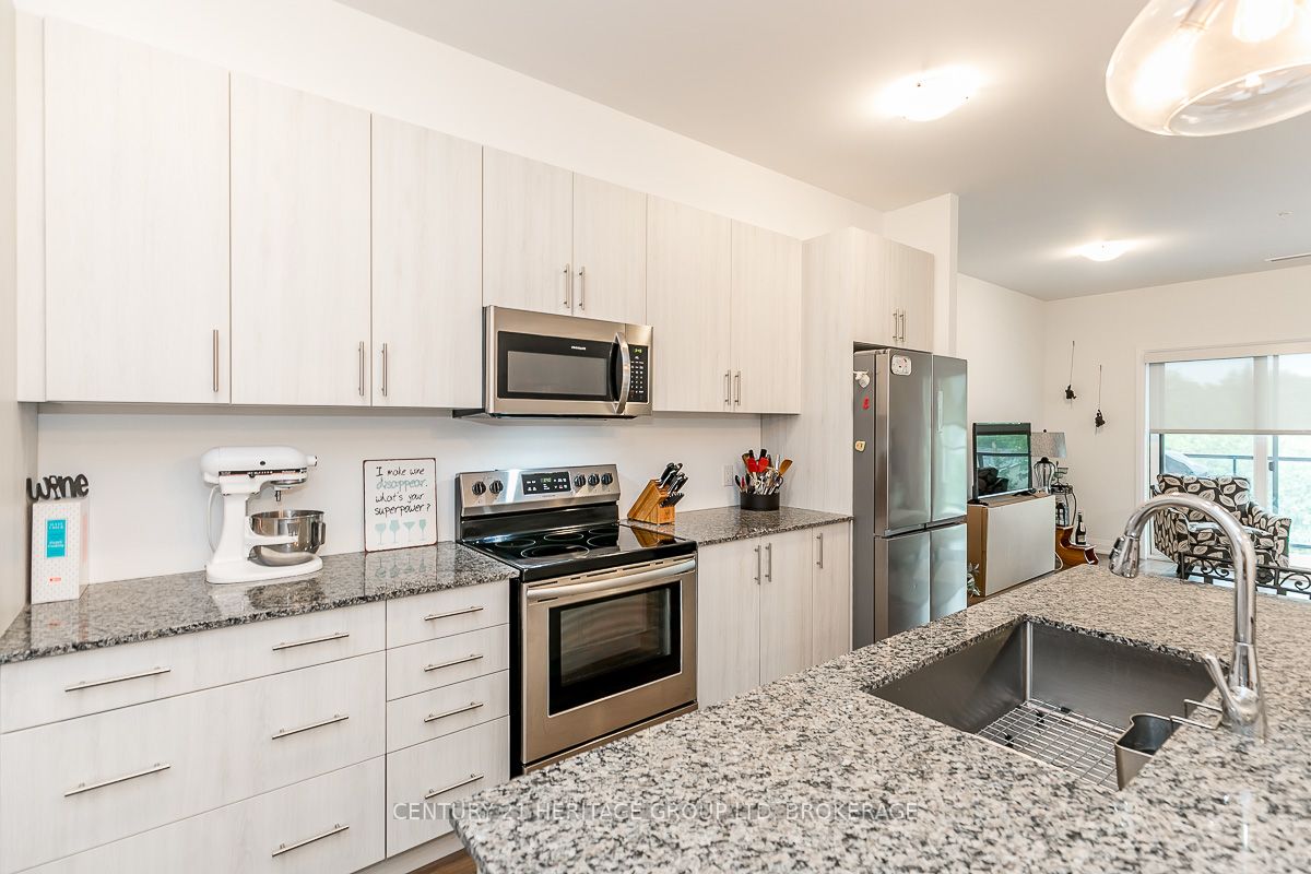 64 Queen St S, #404
